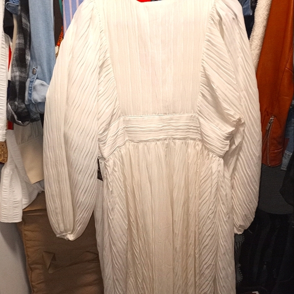 EXPRESS Cream Colored Textured Deep V Gorgeous Goddess Dress! SIZE 14. - Picture 2 of 7